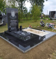 Подиум из черной гранитной плитки