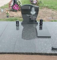 Широкий подиум из гранита уба туба